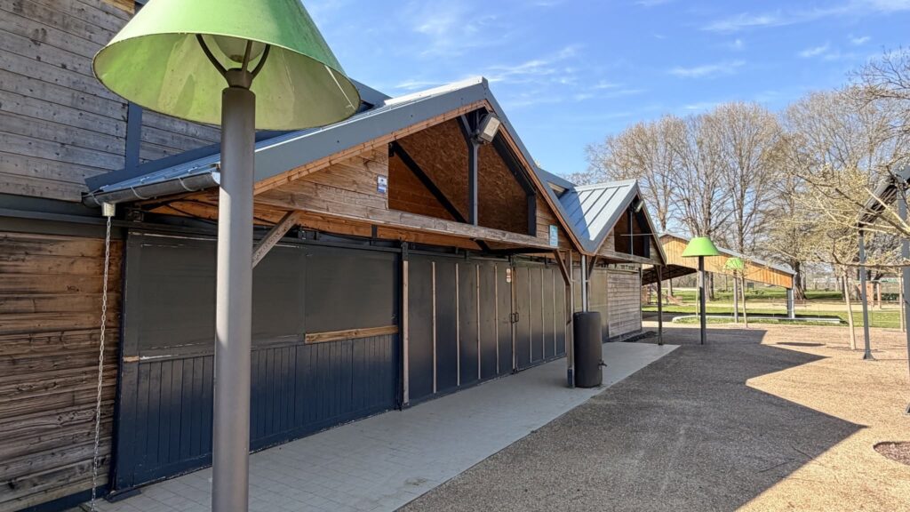 Toitures et habillages de rive des bâtiments de loisirs du Stade Nautique de Decize
