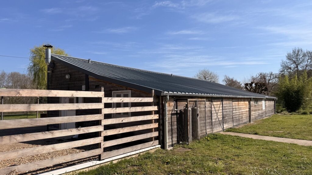 Versant de toiture rénové avec gouttière sur un bâtiment du Stade Nautique de Decize