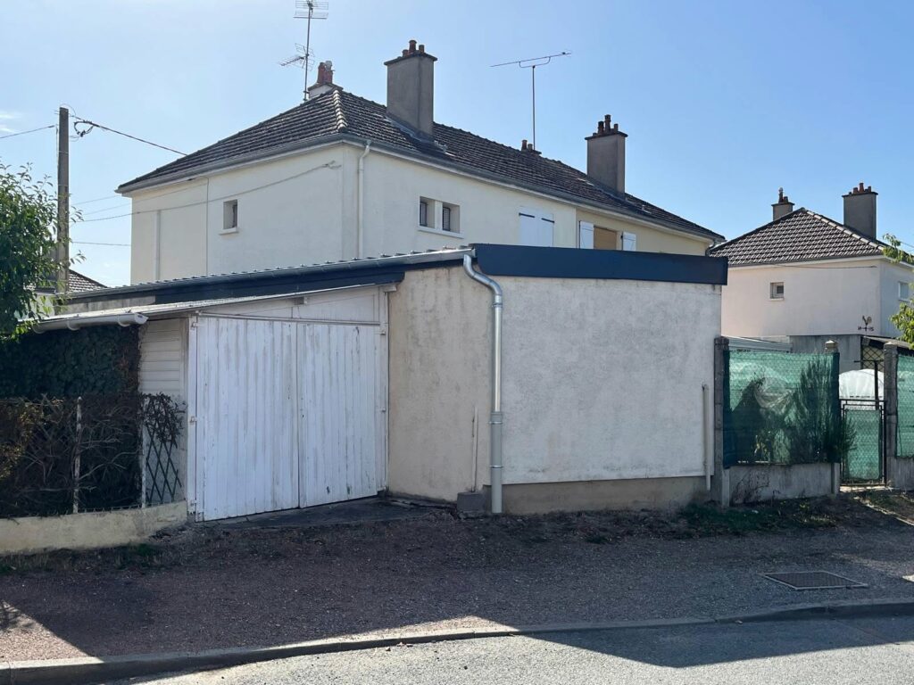 Vue d’ensemble du garage après rénovation de sa toiture en bac acier