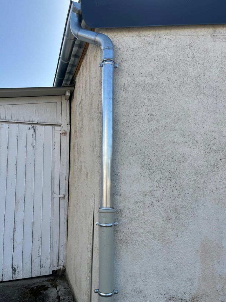 Gouttière et descente d’eaux pluviales sur le garage rénové