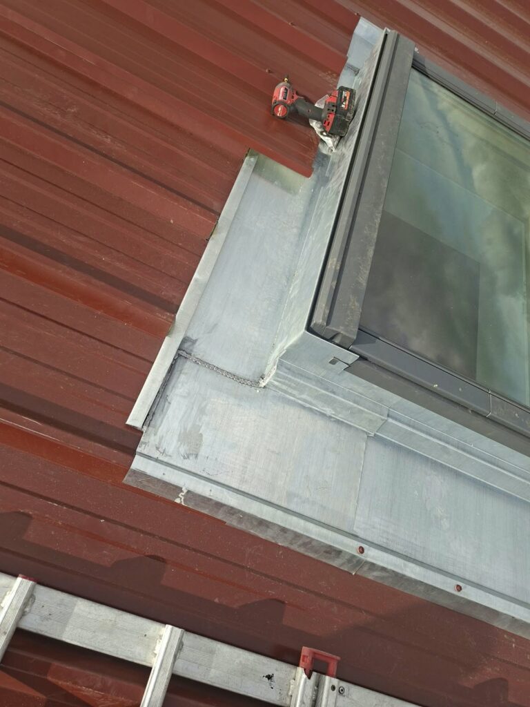 Détail de l’habillage métallique autour d’une fenêtre de toit au Haras de Cercy-la-Tour